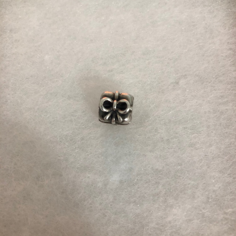 Pandora Present Charm